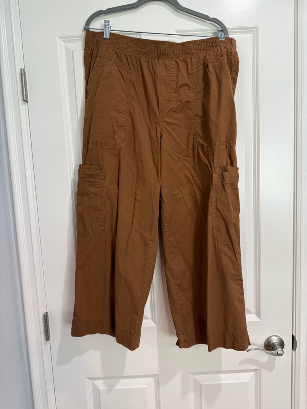 Democracy Cropped Cargo Pants in Brown